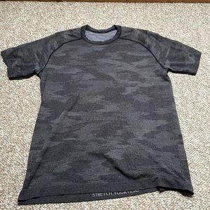Lululemon exercise tee, size M in grey camo